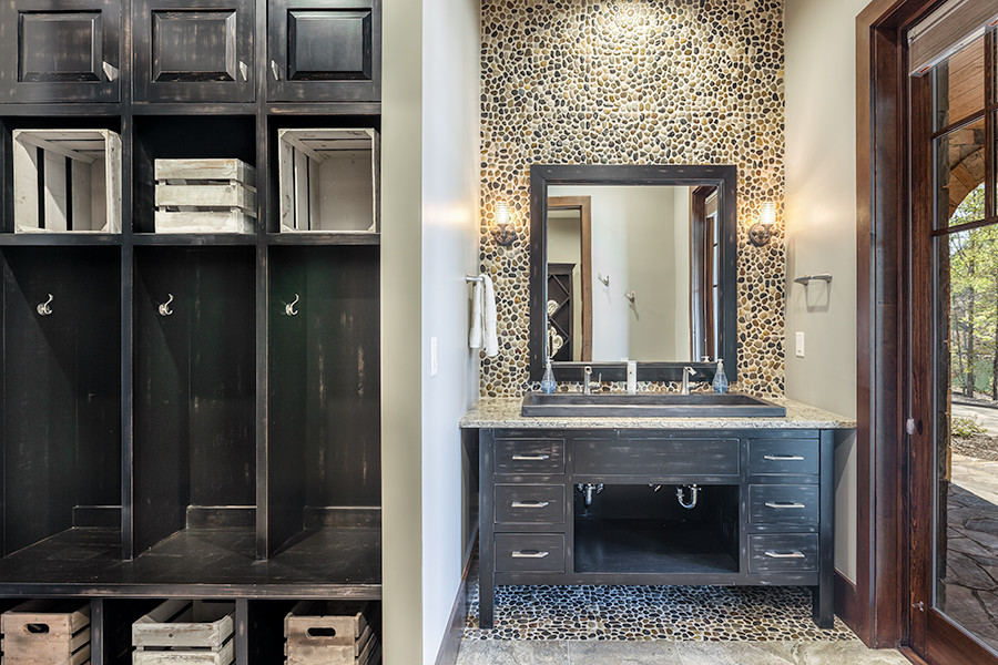 Стильный дизайн: ванная комната в стиле рустика с фасадами в стиле шейкер, темными деревянными фасадами, душем в нише, галечной плиткой, раковиной с несколькими смесителями и столешницей из искусственного кварца - последний тренд