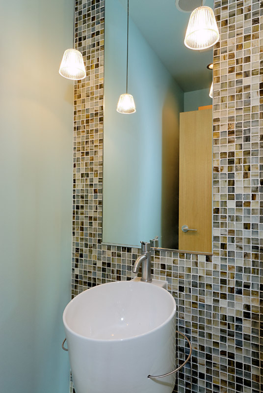 Idées déco pour une petite salle d'eau contemporaine avec un carrelage beige, un carrelage marron, un carrelage gris, mosaïque, un mur bleu, un lavabo suspendu et un plan de toilette en surface solide.