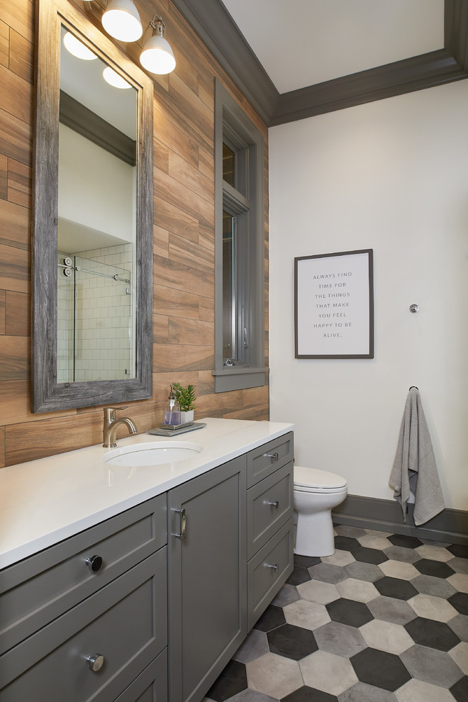 Eklektisches Badezimmer mit Schrankfronten im Shaker-Stil, grauen Schränken, braunen Fliesen und Quarzit-Waschtisch in Grand Rapids