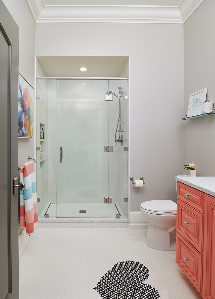 Foto de cuarto de baño bohemio con armarios estilo shaker, puertas de armario grises, baldosas y/o azulejos marrones, baldosas y/o azulejos de cerámica y encimera de cuarcita