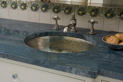 Immagine di una grande stanza da bagno padronale costiera con ante in stile shaker, ante bianche, vasca sottopiano, pareti blu e pavimento beige