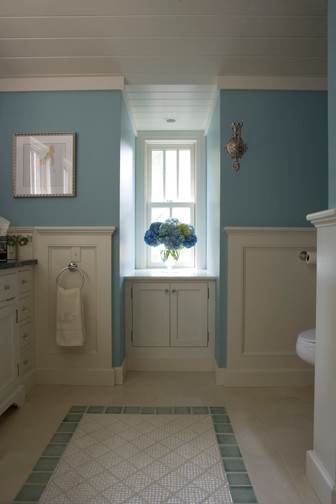 Diseño de cuarto de baño principal marinero grande con puertas de armario blancas, bañera encastrada sin remate, paredes azules, suelo beige y armarios estilo shaker