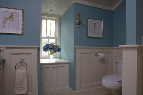 Immagine di una grande stanza da bagno padronale stile marinaro con ante in stile shaker, ante bianche, vasca sottopiano, pareti blu e pavimento beige