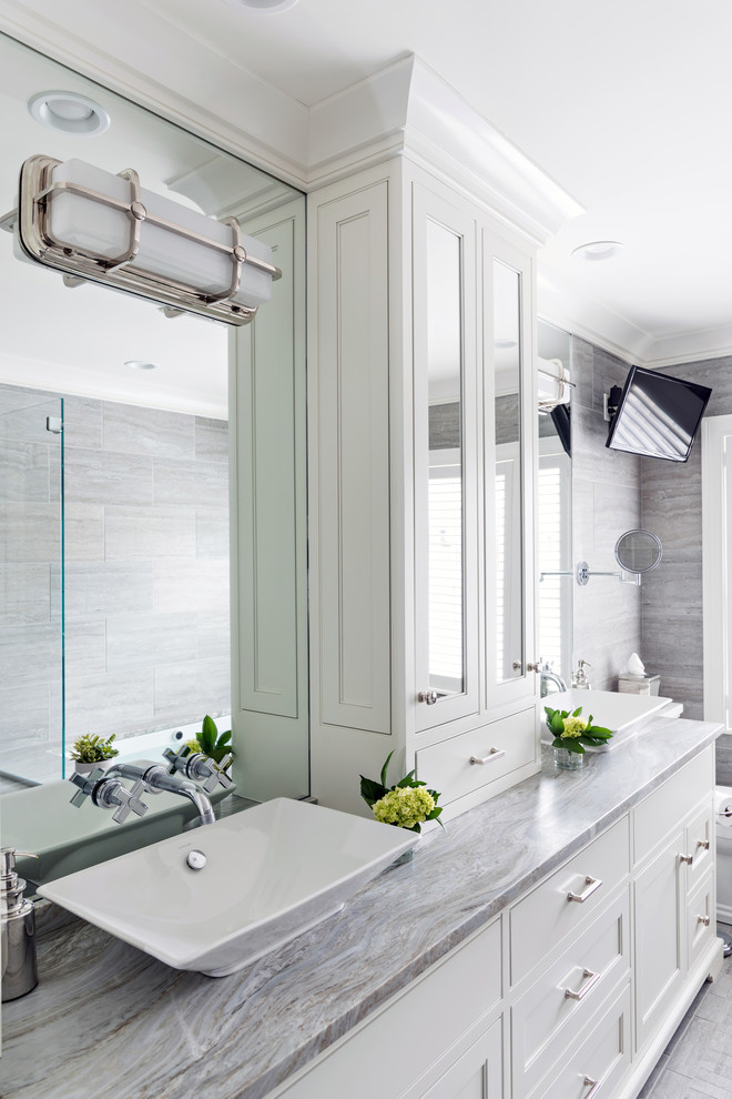 Idéer för ett mellanstort klassiskt grå en-suite badrum, med luckor med profilerade fronter, vita skåp, ett undermonterat badkar, en öppen dusch, en toalettstol med separat cisternkåpa, grå kakel, porslinskakel, grå väggar, ett fristående handfat, grått golv och med dusch som är öppen