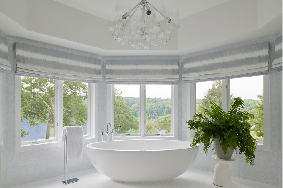 Esempio di una grande stanza da bagno padronale design con vasca freestanding, pavimento in marmo e pavimento bianco
