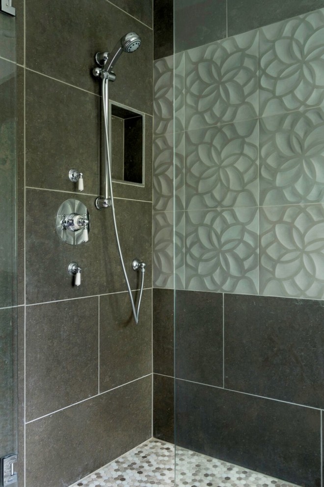 Inredning av ett modernt stort en-suite badrum, med släta luckor, skåp i mellenmörkt trä, ett fristående badkar, en hörndusch, grå kakel, stenkakel, vita väggar, cementgolv, ett undermonterad handfat och bänkskiva i akrylsten