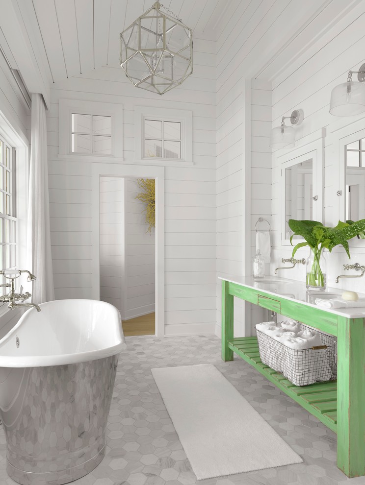 Exempel på ett maritimt badrum, med öppna hyllor, gröna skåp, ett fristående badkar, vita väggar och ett undermonterad handfat