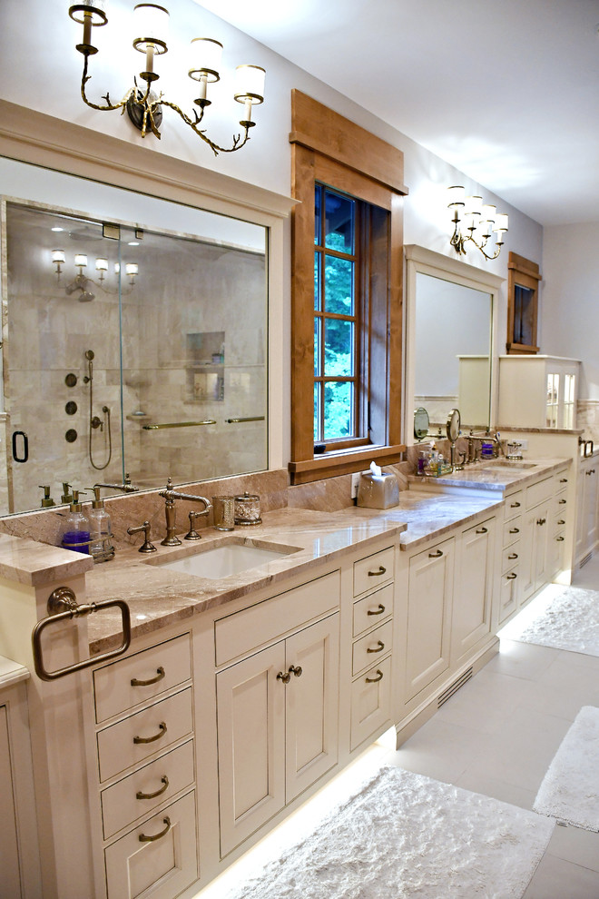 На фото: главная ванная комната среднего размера в классическом стиле с фасадами с утопленной филенкой, белыми фасадами, белыми стенами, мраморным полом, врезной раковиной, белым полом и бежевой столешницей с
