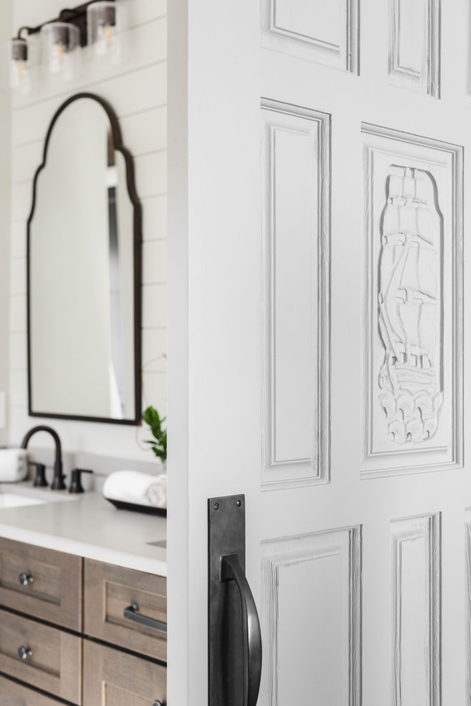 Inredning av ett klassiskt stort grå grått en-suite badrum, med skåp i shakerstil, bruna skåp, grå väggar, ett undermonterad handfat och bänkskiva i kvartsit