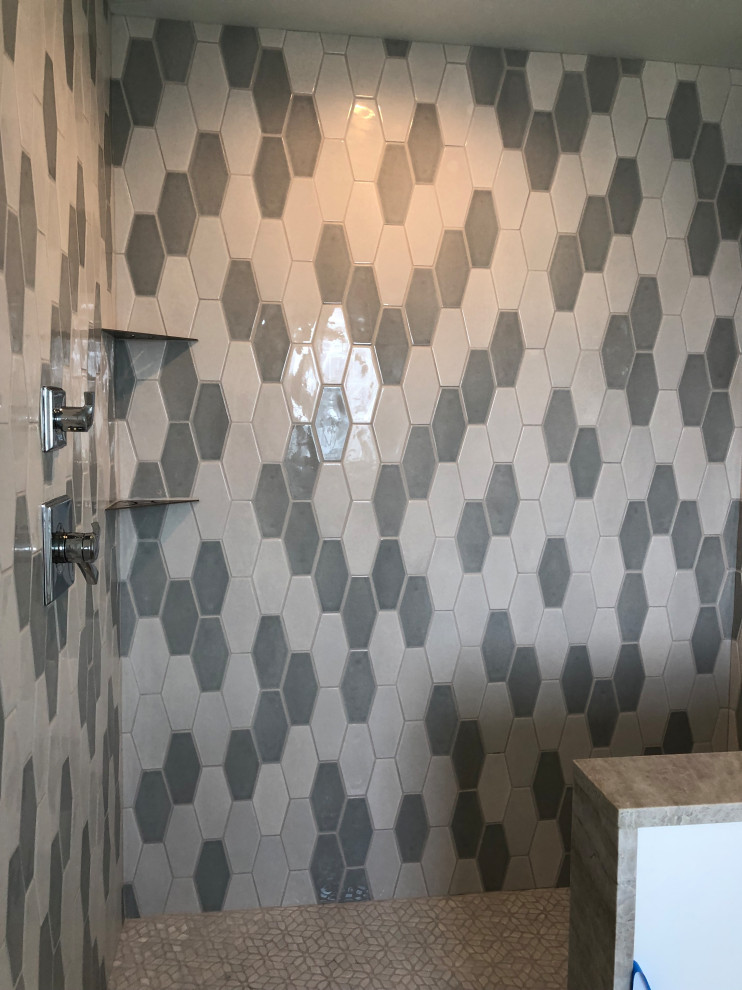 Klassisches Badezimmer mit grauen Fliesen, Porzellanfliesen, Porzellan-Bodenfliesen und weißem Boden in Grand Rapids