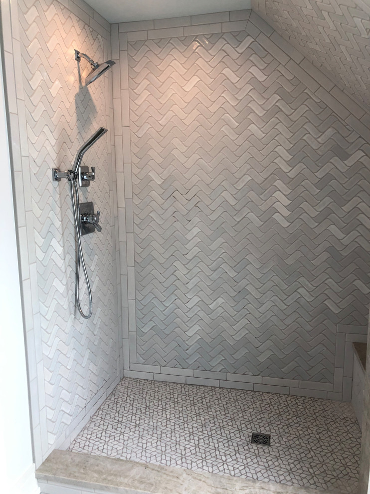 Ejemplo de cuarto de baño tradicional renovado con baldosas y/o azulejos de porcelana, paredes blancas, suelo de baldosas de porcelana y suelo blanco