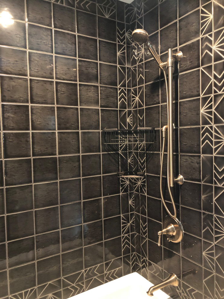 Foto de cuarto de baño clásico renovado con baldosas y/o azulejos negros y baldosas y/o azulejos de cerámica