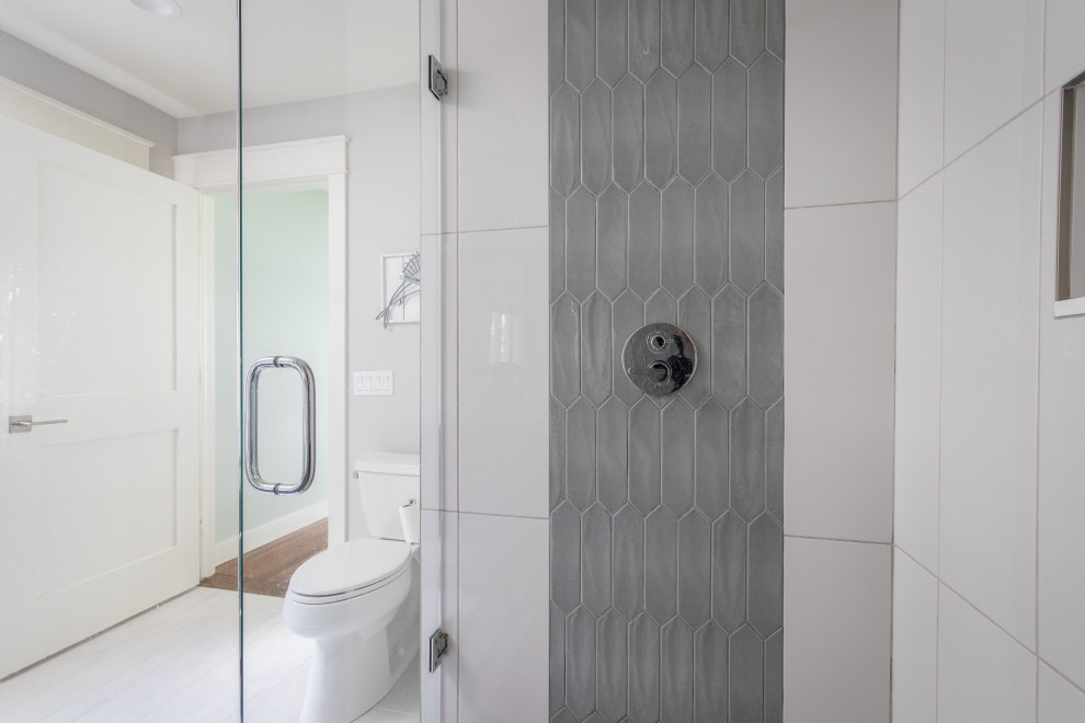 Пример оригинального дизайна: главная ванная комната среднего размера в стиле неоклассика (современная классика) с унитазом-моноблоком, разноцветной плиткой, керамической плиткой, полом из керамогранита, душем в нише, белыми стенами, серым полом, душем с распашными дверями и нишей