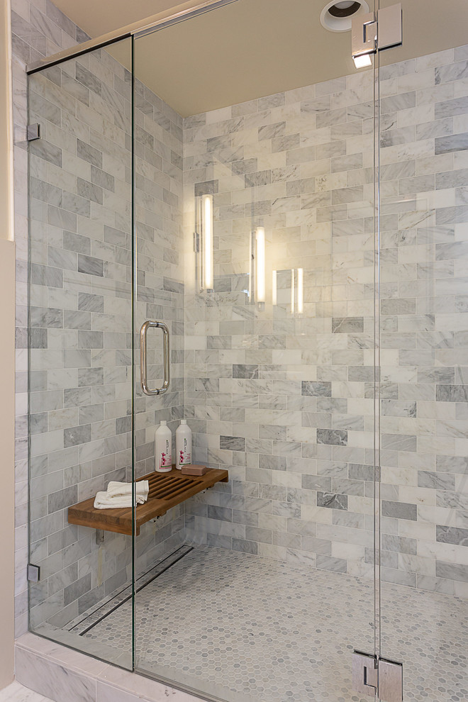 Inredning av ett klassiskt mellanstort grå grått badrum med dusch, med en dusch i en alkov, grå kakel, marmorkakel, dusch med gångjärnsdörr, skåp i shakerstil, beige skåp, beige väggar, ett fristående handfat och bänkskiva i kvarts