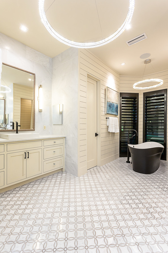 Inspiration för ett mellanstort lantligt vit vitt en-suite badrum, med skåp i shakerstil, beige skåp, en dusch i en alkov, grå kakel, marmorkakel, grå väggar, marmorgolv, ett fristående handfat, marmorbänkskiva, grått golv och dusch med gångjärnsdörr