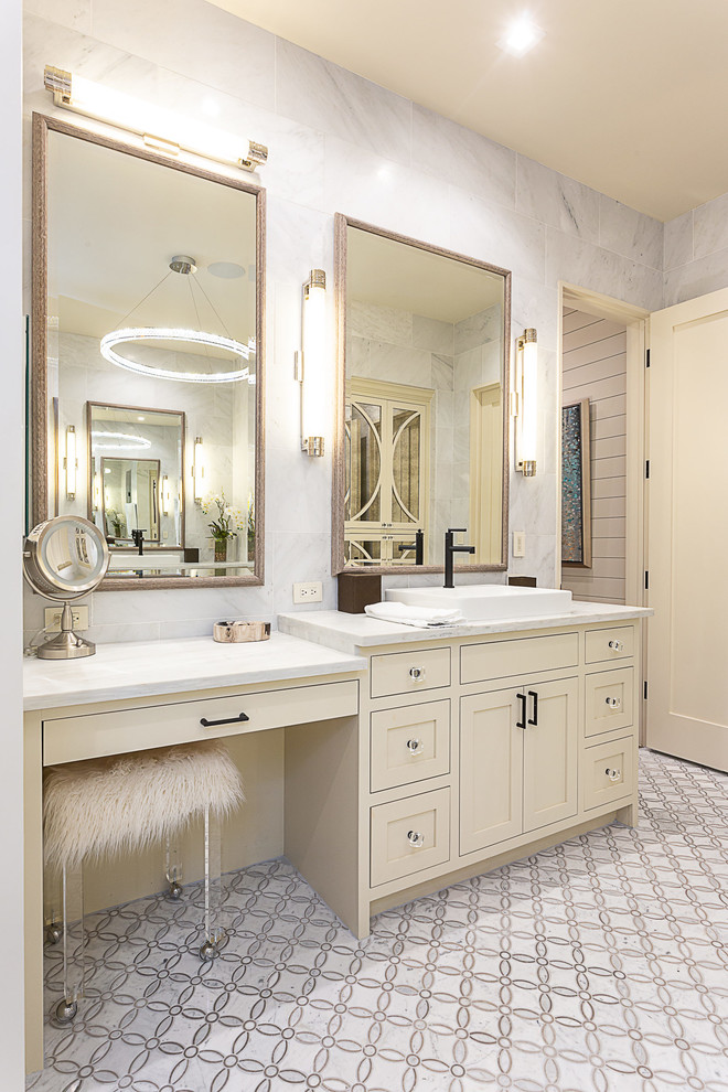 Idéer för ett mellanstort lantligt vit en-suite badrum, med skåp i shakerstil, beige skåp, en dusch i en alkov, grå kakel, marmorkakel, grå väggar, marmorgolv, ett fristående handfat, marmorbänkskiva, grått golv och dusch med gångjärnsdörr