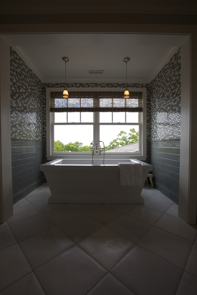 Aménagement d'une très grande salle de bain principale moderne avec une baignoire en alcôve et un sol en carrelage de céramique.