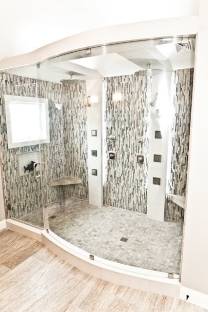 Diseño de cuarto de baño principal contemporáneo de tamaño medio con ducha doble, baldosas y/o azulejos multicolor y suelo de baldosas de porcelana