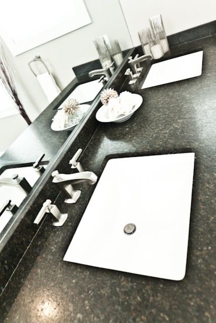 Ispirazione per una stanza da bagno padronale minimal di medie dimensioni con lavabo sottopiano, ante in stile shaker, top in granito e pareti grigie