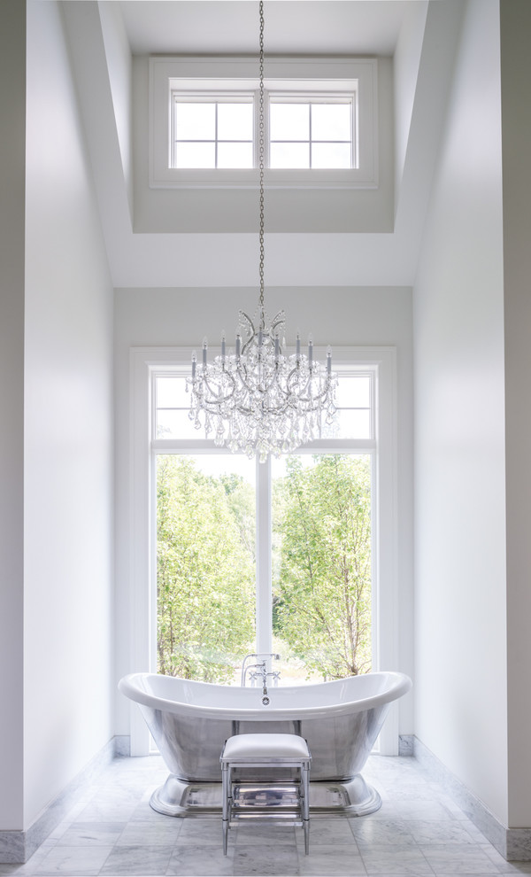 Foto di una stanza da bagno padronale costiera di medie dimensioni con vasca freestanding, pareti bianche e pavimento in gres porcellanato