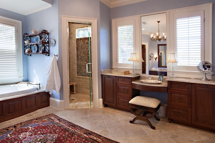 На фото: ванная комната в классическом стиле с бежевой плиткой, фасадами с выступающей филенкой, темными деревянными фасадами, столешницей из гранита, ванной в нише, угловым душем, плиткой мозаикой и синими стенами с