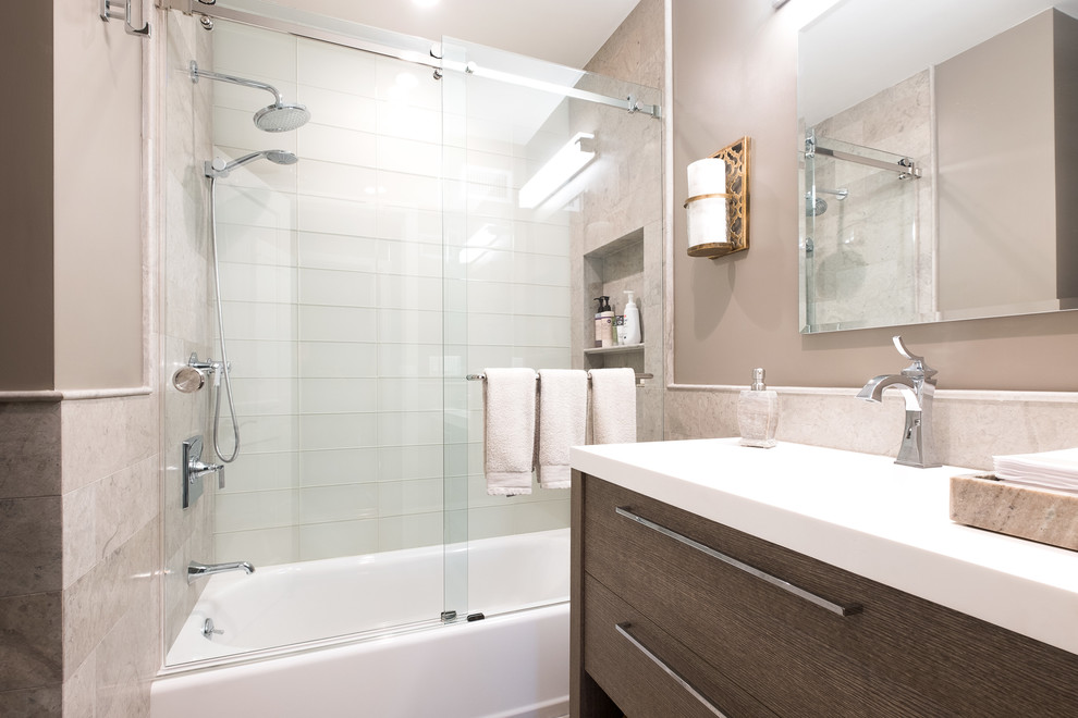 Idéer för mellanstora funkis vitt badrum med dusch, med släta luckor, skåp i mörkt trä, ett badkar i en alkov, en dusch/badkar-kombination, vit kakel, glaskakel, bruna väggar, ett integrerad handfat, bänkskiva i akrylsten och dusch med skjutdörr