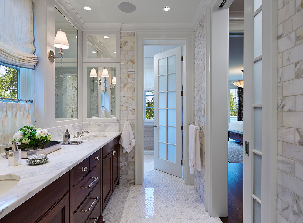 Пример оригинального дизайна: большая главная ванная комната в классическом стиле с врезной раковиной, фасадами с утопленной филенкой, темными деревянными фасадами, белой плиткой, полом из мозаичной плитки и мраморной столешницей