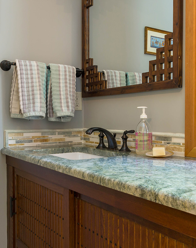 Источник вдохновения для домашнего уюта: ванная комната среднего размера в стиле фьюжн с фасадами в стиле шейкер, темными деревянными фасадами, разноцветной плиткой, удлиненной плиткой, серыми стенами и врезной раковиной