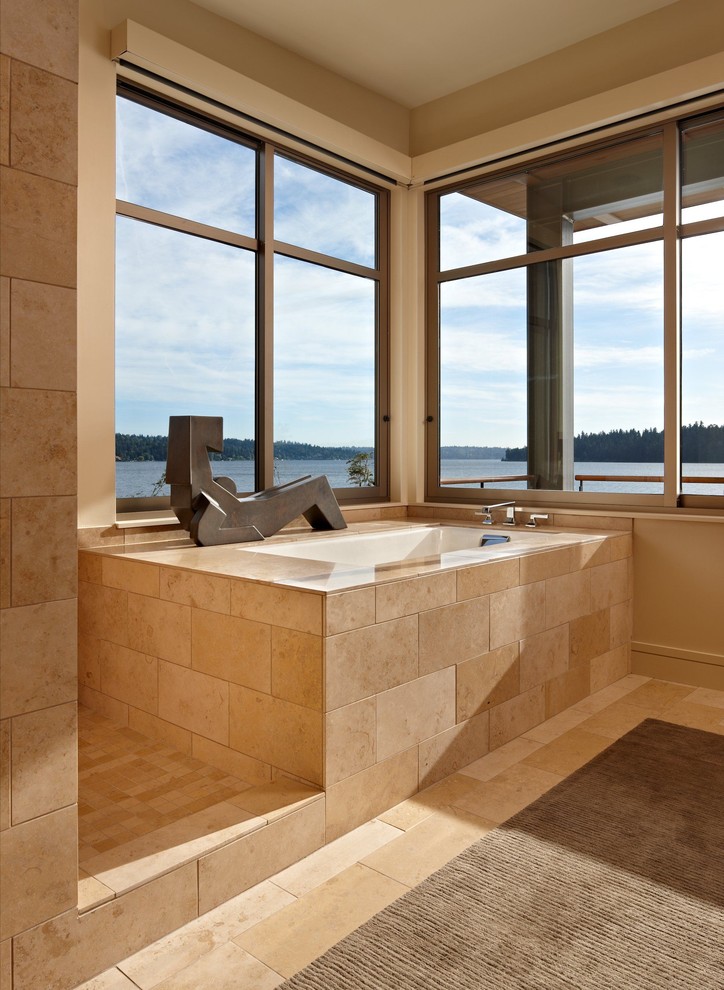 Modelo de cuarto de baño rectangular minimalista con bañera encastrada sin remate y baldosas y/o azulejos de piedra caliza