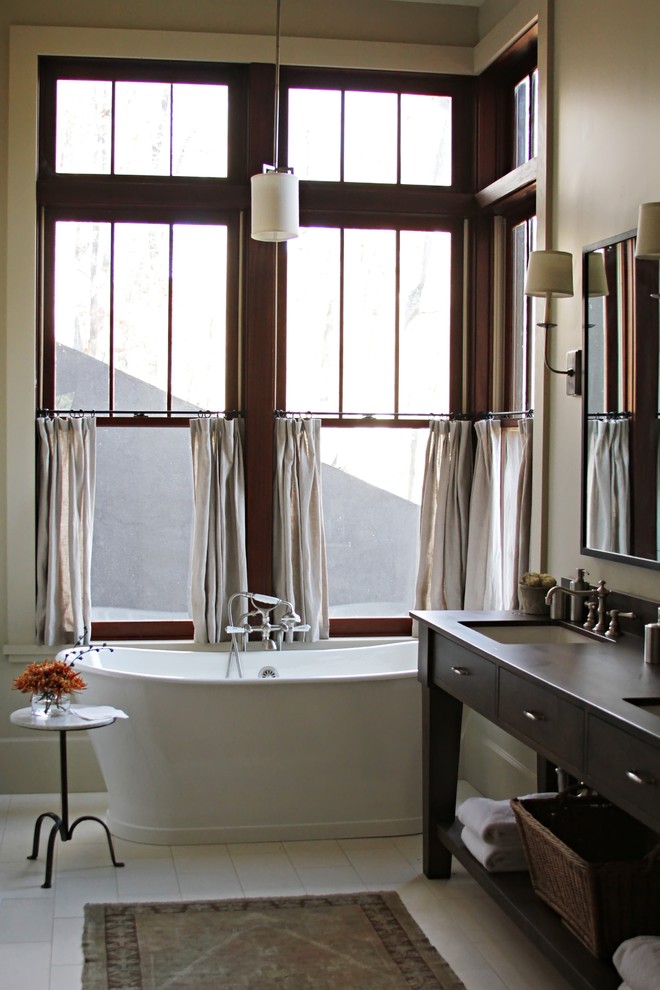 На фото: ванная комната в морском стиле с врезной раковиной, отдельно стоящей ванной и столешницей из талькохлорита с