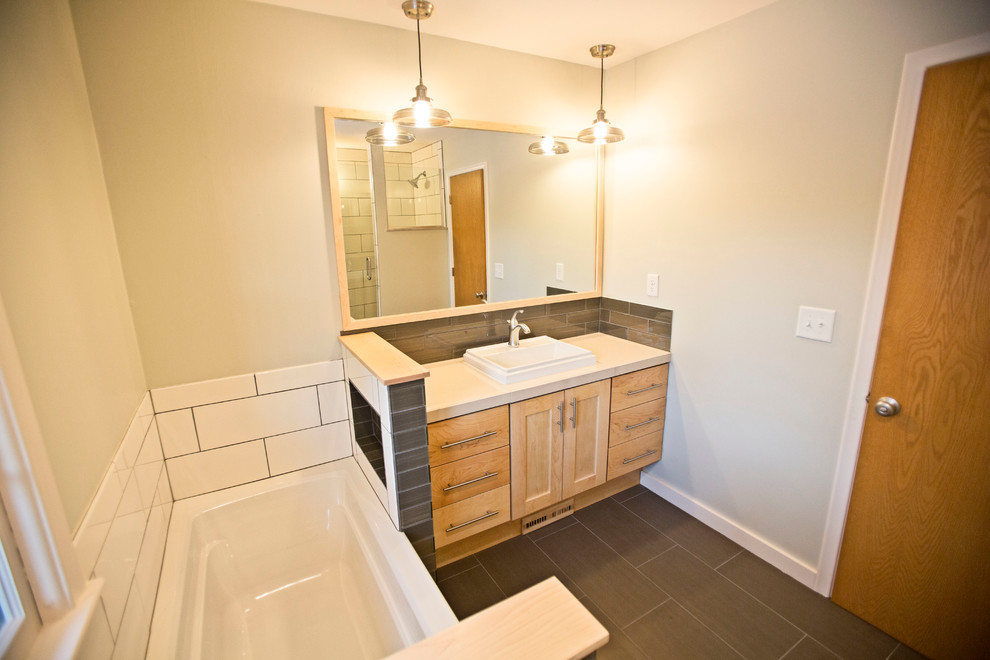Пример оригинального дизайна: ванная комната в современном стиле с плоскими фасадами, светлыми деревянными фасадами и угловой ванной