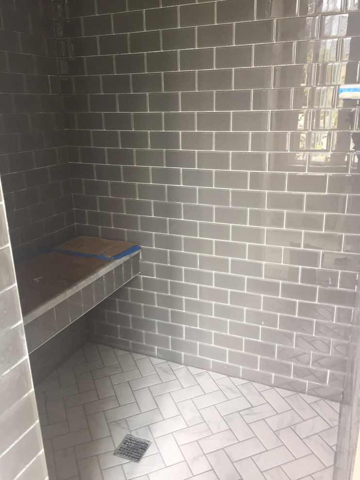 オレンジカウンティにあるお手頃価格の中くらいなトラディショナルスタイルのおしゃれなバスルーム (浴槽なし) (アルコーブ型シャワー、グレーのタイル、サブウェイタイル) の写真