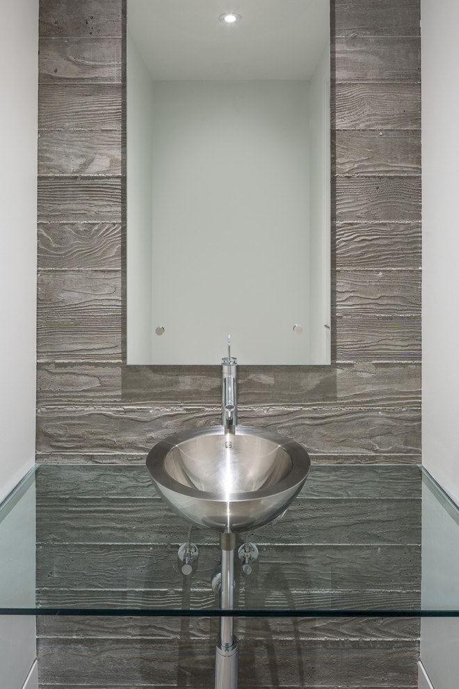Idéer för ett litet modernt badrum med dusch, med vita väggar, betonggolv, ett fristående handfat och bänkskiva i glas