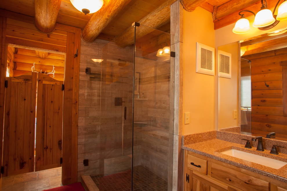 На фото: главная ванная комната с душем в нише и врезной раковиной с