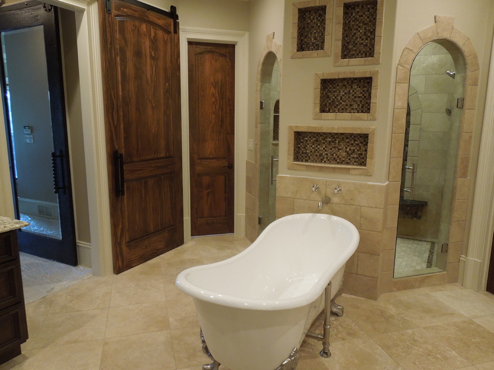 Réalisation d'un grand sauna chalet en bois foncé avec un placard en trompe-l'oeil, une baignoire sur pieds, WC séparés, un carrelage beige, un carrelage de pierre, un mur beige, un sol en travertin, un lavabo encastré et un plan de toilette en granite.