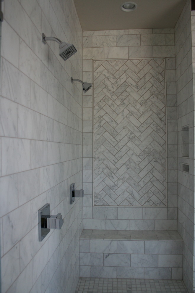 Inspiration pour une salle de bain design avec une douche double, un carrelage gris, un carrelage blanc, un carrelage de pierre, un mur blanc et un sol en marbre.