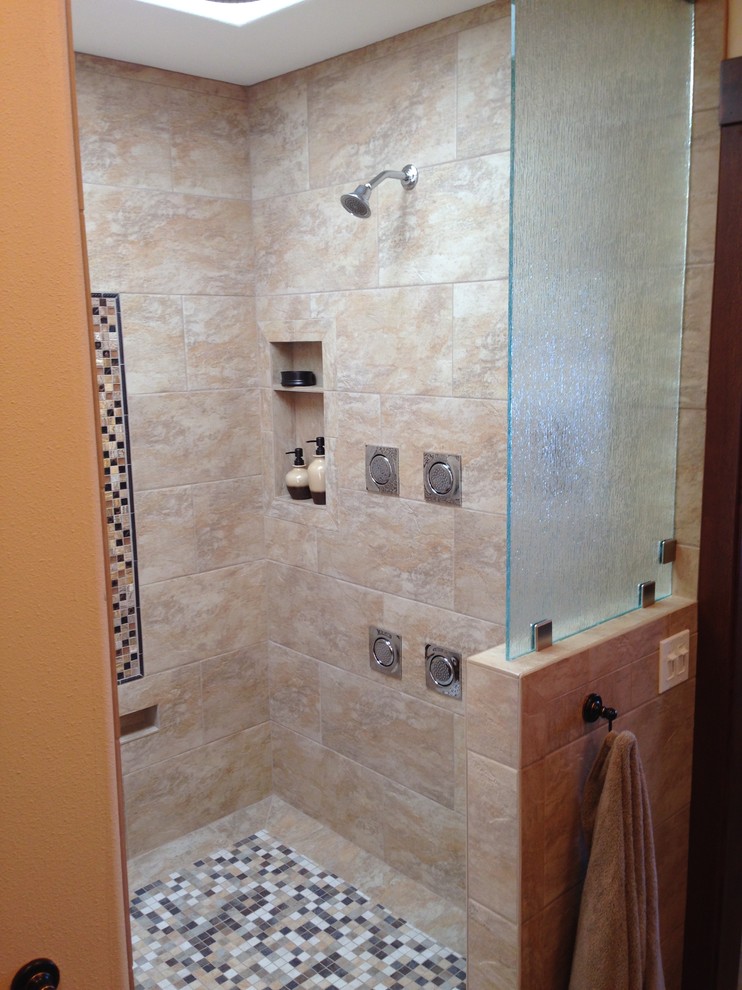シアトルにある高級な中くらいなトラディショナルスタイルのおしゃれな浴室の写真