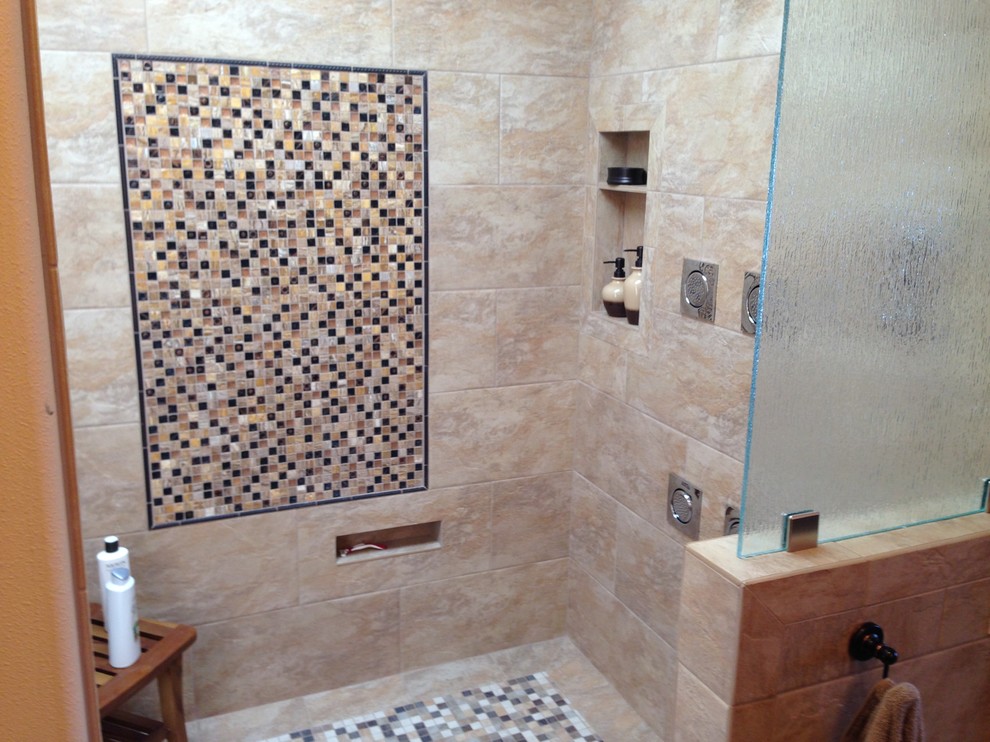 Ispirazione per una stanza da bagno padronale classica di medie dimensioni con doccia a filo pavimento, piastrelle in gres porcellanato e pavimento in gres porcellanato