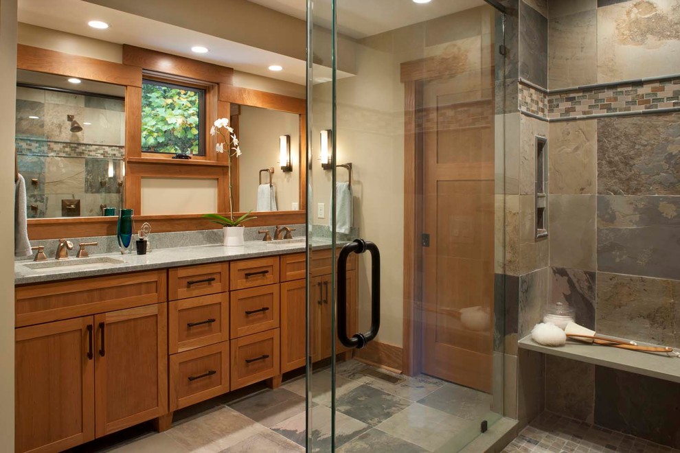 Foto på ett mellanstort rustikt en-suite badrum, med ett undermonterad handfat, skåp i shakerstil, skåp i ljust trä, bänkskiva i kvarts, en hörndusch, grå kakel, stenkakel, grå väggar, skiffergolv, flerfärgat golv och dusch med gångjärnsdörr