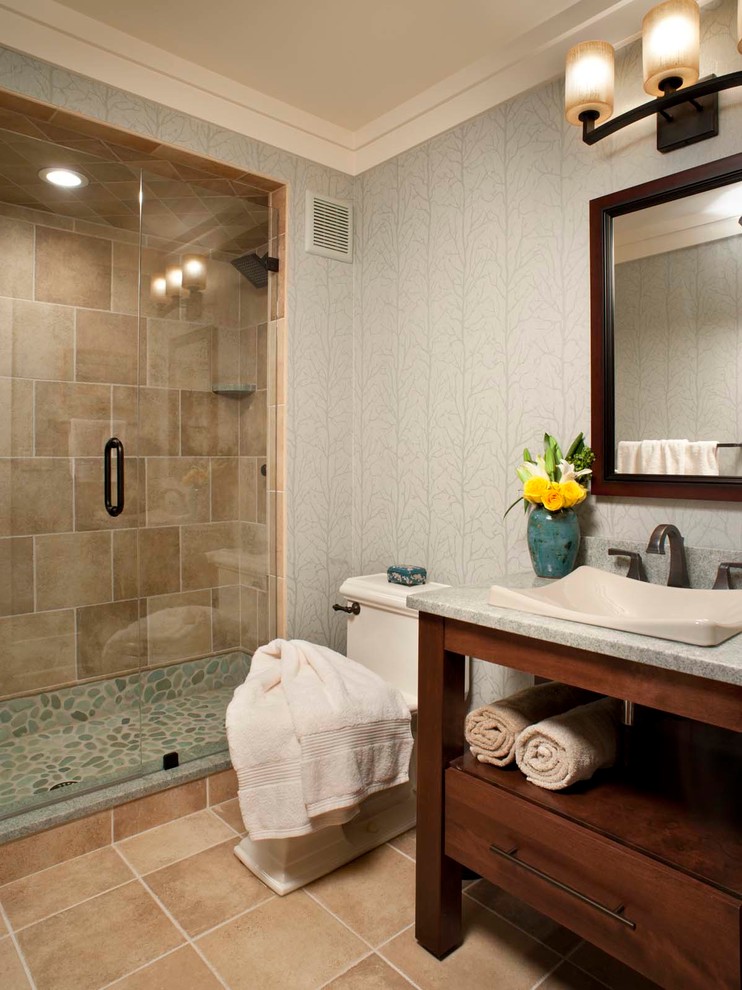 Inspiration för små klassiska en-suite badrum, med ett undermonterad handfat, skåp i shakerstil, skåp i ljust trä, bänkskiva i kvarts, en hörndusch, grå kakel, stenkakel, grå väggar och skiffergolv