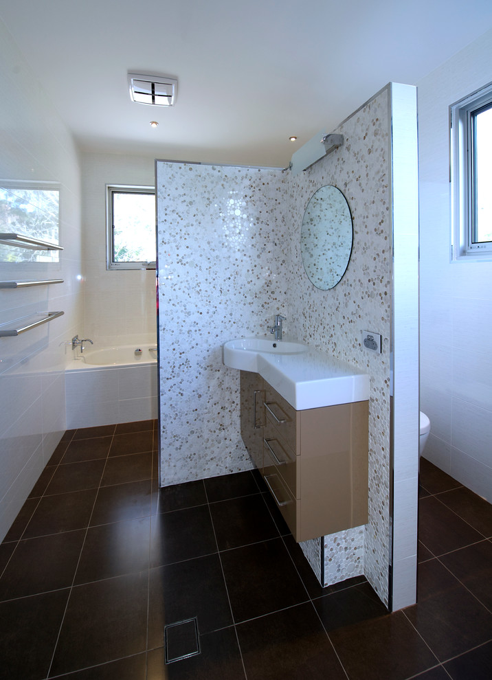 Идея дизайна: ванная комната в современном стиле с врезной раковиной, душем над ванной, керамогранитной плиткой, полом из керамогранита, плоскими фасадами, бежевыми фасадами, накладной ванной и белыми стенами