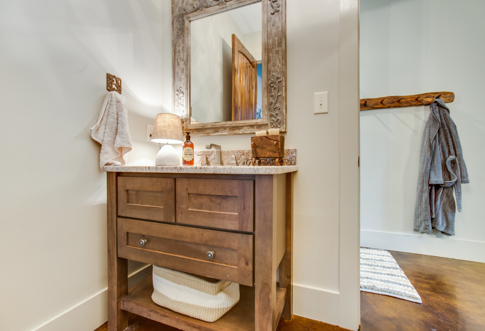 Imagen de cuarto de baño rústico de tamaño medio con armarios estilo shaker, puertas de armario de madera oscura y encimera de granito