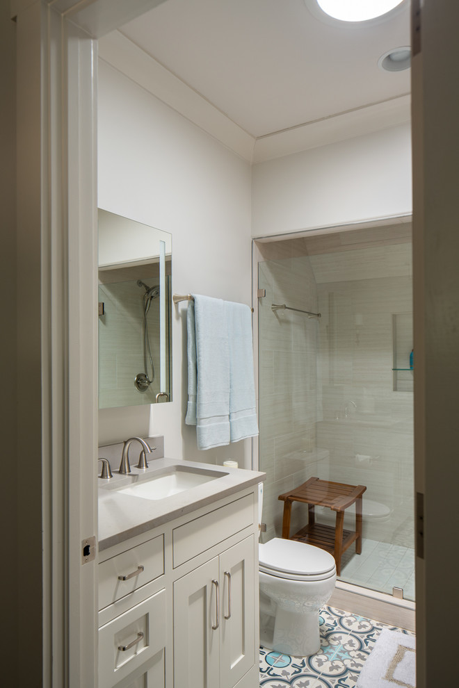 Inspiration för små klassiska grått badrum med dusch, med luckor med infälld panel, beige skåp, en toalettstol med separat cisternkåpa, beige kakel, skifferkakel, beige väggar, klinkergolv i keramik, ett undermonterad handfat, bänkskiva i betong, turkost golv och dusch med gångjärnsdörr