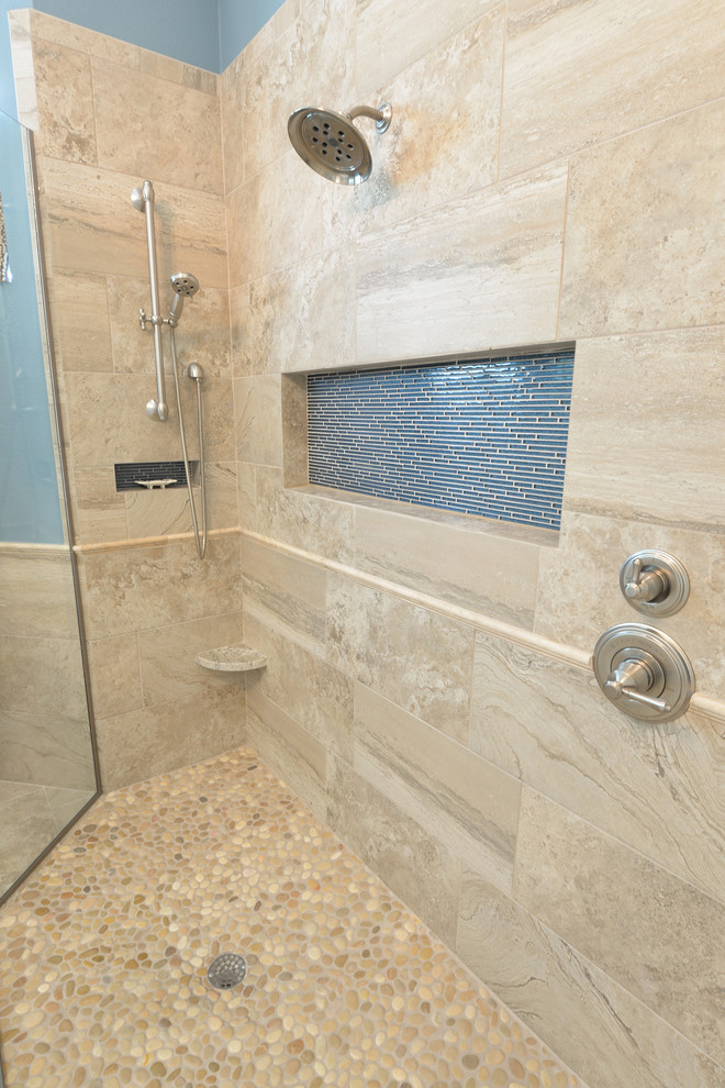 Идея дизайна: большая главная ванная комната в стиле неоклассика (современная классика) с фасадами в стиле шейкер, белыми фасадами, отдельно стоящей ванной, душем в нише, бежевой плиткой, керамогранитной плиткой, синими стенами, полом из керамогранита, врезной раковиной, столешницей из гранита, бежевым полом и открытым душем