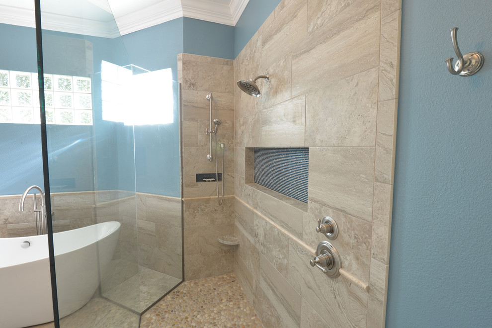 На фото: большая главная ванная комната в стиле неоклассика (современная классика) с фасадами в стиле шейкер, белыми фасадами, отдельно стоящей ванной, душем в нише, бежевой плиткой, керамогранитной плиткой, синими стенами, полом из керамогранита, врезной раковиной, столешницей из гранита, бежевым полом и открытым душем