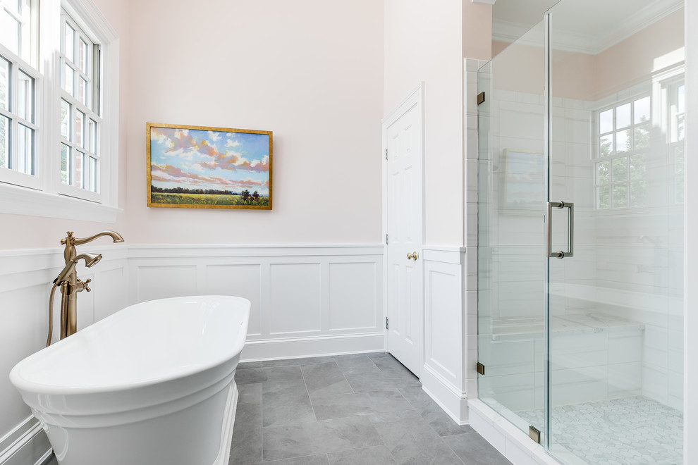 Imagen de cuarto de baño principal clásico renovado con bañera exenta, ducha empotrada, paredes rosas, suelo gris y ducha con puerta con bisagras