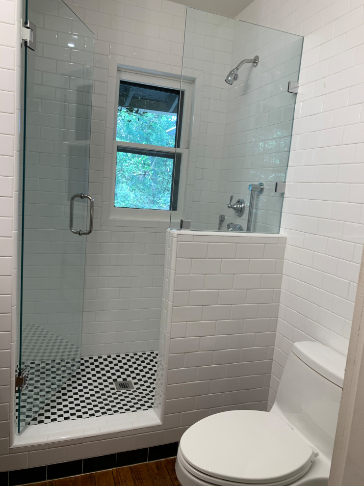 Пример оригинального дизайна: маленькая ванная комната в стиле неоклассика (современная классика) с фасадами цвета дерева среднего тона, душем в нише, раздельным унитазом, белой плиткой, плиткой кабанчик, белыми стенами, паркетным полом среднего тона, душевой кабиной, настольной раковиной, столешницей из цинка, коричневым полом, душем с распашными дверями, серой столешницей, сиденьем для душа, тумбой под одну раковину и напольной тумбой для на участке и в саду