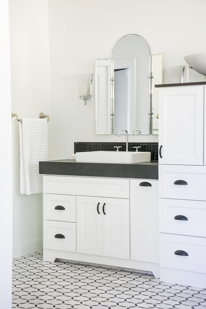 Idéer för att renovera ett stort lantligt svart svart en-suite badrum, med släta luckor, vita skåp, ett fristående badkar, en kantlös dusch, en toalettstol med hel cisternkåpa, keramikplattor, vita väggar, klinkergolv i keramik, ett fristående handfat, bänkskiva i kvarts, vitt golv och dusch med gångjärnsdörr