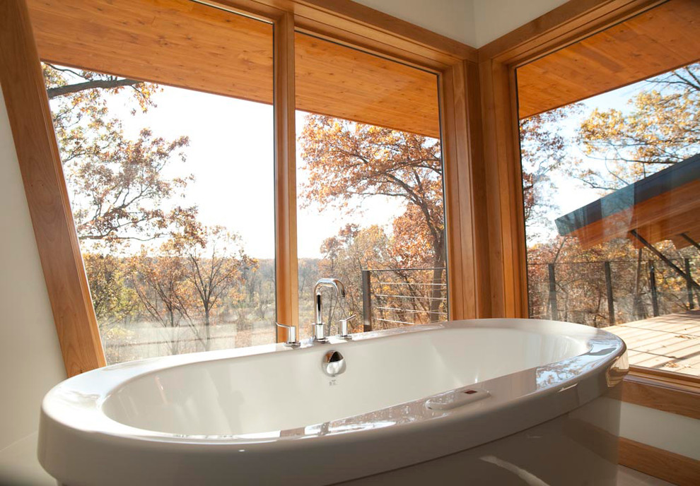 Imagen de cuarto de baño rural con bañera exenta