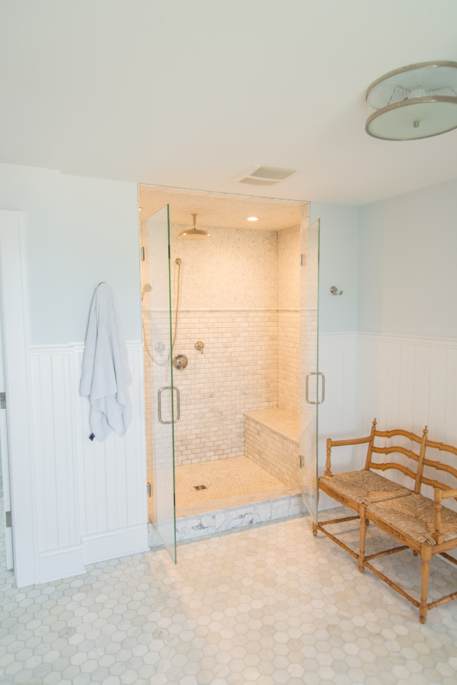 Идея дизайна: большая главная ванная комната в стиле кантри с синими фасадами, душевой комнатой, белыми стенами, полом из керамической плитки, мраморной столешницей, белым полом, душем с распашными дверями, сиденьем для душа, тумбой под две раковины, напольной тумбой и панелями на стенах